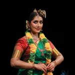 Navya Nair Instagram - "𝐀𝐍𝐃𝐀𝐋" . Bharatanatyam by Actress & Dancer Navya Nair @navyanair143 on Day 1 of Maathangi Festival @maathangibynavya in collaboration with @jtpac_choice sponsored by @farmfedfoods . Title sponsor @akbartravels . . Nattuvangam : @kalamandalamkarthika Vocal : @bhagya_92 Mridangam : @prabaljithkb Veena : @dharma_theerthan . Makeup : @vargheseantony_bridal_makeover . . #classicaldance #dance #indianclassicaldance #dancer #bharatanatyam #adobelightroom #dancersofinstagram #palazhimadhanam #classicaldancer #dancers #classical #bharatnatyam #samudramanthan #maathangi #artist #maathangibynavya #art #bharathanatyam #snphotography #bharatanatyamdancer #maathangifestival #indianclassical #navyanair #classicaldancers #kuchipudi #chidambaram #dancelife #thillainatarajatemple #dancephotography #artphotography Jt Pac