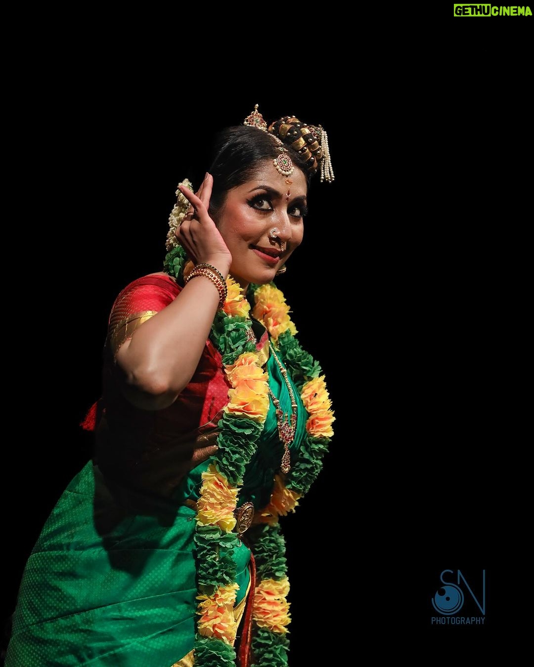Navya Nair Instagram - "πππππ" . Bharatanatyam by Actress & Dancer Navya Nair @navyanair143 on Day 1 of Maathangi Festival @maathangibynavya in collaboration with @jtpac_choice sponsored by @farmfedfoods . Title sponsor @akbartravels . . Nattuvangam : @kalamandalamkarthika Vocal : @bhagya_92 Mridangam : @prabaljithkb Veena : @dharma_theerthan . Makeup : @vargheseantony_bridal_makeover . . #classicaldance #dance #indianclassicaldance #dancer #bharatanatyam #adobelightroom #dancersofinstagram #palazhimadhanam #classicaldancer #dancers #classical #bharatnatyam #samudramanthan #maathangi #artist #maathangibynavya #art #bharathanatyam #snphotography #bharatanatyamdancer #maathangifestival #indianclassical #navyanair #classicaldancers #kuchipudi #chidambaram #dancelife #thillainatarajatemple #dancephotography #artphotography Jt Pac