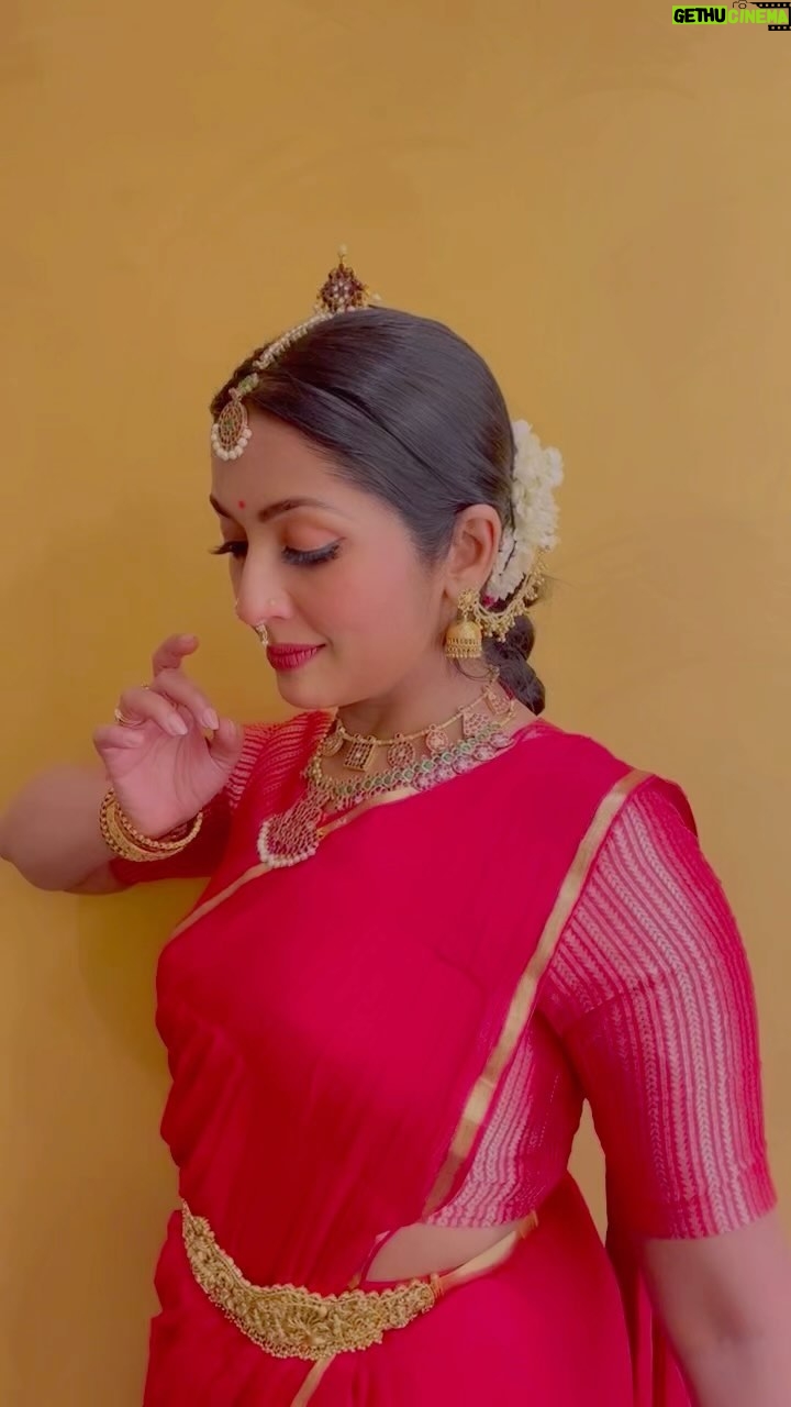Navya Nair Instagram - Angane chaaru sheele @ singapore … @singmalayalee @asianet @esplanadesingapore was a humungous captivating stage .. looking forward to do a classical solo live there at the earliest .. Costume @sabarinathk_ Muh @makeupby_nami_ Hip belt and ear extension @kushalsfashionjewellery