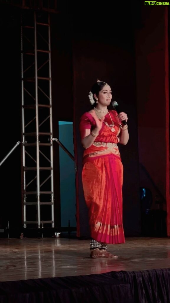 Navya Nair Instagram - Narration before a performance is not only to convey the essence of our performance but also to understand the vibe of your audience .. ( my narrations are generally in malayalam , bt this particular show was in coimbatore , they had mainly tamil@speaking audience , so opted English ) I dont prepare anything for this generally , it solely depends on the reaction of my crowd 🤗🤗🤗.. This was just before chinnam chirukilye kannamma by my fav poet Bharatiyaar … #bharatanatyam #banis #danceislife