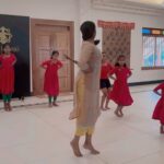 Navya Nair Instagram - Happiness is when you teach kids … Bum shik shik bummmm bummmm 😂😂😂😂 Lil did i know that i am doing all these bum shakes .. also kai shud b here 😂😂😂 @maathangibynavya Video @m_oony___ Assistance @_aswathymurali__