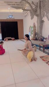 Navya Nair Instagram - Mandi adavu … kids most not favourite adavu 🤣🤣🤣 When i turn up fr the class , Oh god , she is going to make us do mandi adavu kinda look , i jus love it 🫣🫣🫣 @maathangibynavya @bharatanatyam Video : @m_oony___ @_aswathymurali__