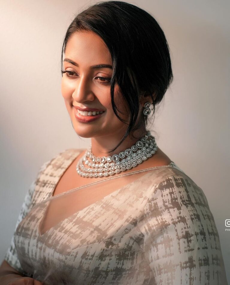 Navya Nair Instagram - Wear the crown . Styled @rn.rakhi Wearing @korvaiindia Jewellery @elam.jewels MUA @makeupby_nami_ Photography @renjner Styling assistant @susaaani_