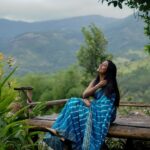 Navya Nair Instagram – Life becomes instantly more beautiful when ones heart is in sync with nature and music.

Moments from when @navyanair143 visited The Mudhouse.

📍 @themudhousemarayoor
📸 @salmanmxhd 

.
.
.
.
.
.
.
#keralatourism #keralagram #malayalammovie #wabisabi #airbnb #boutiquehotel #navyanair #malayalamcinema #gardenlove #naturegram #indiatravel #indiatravelgram #landscaping #westernghats #offbeatindia #airbnbsuperhost #keralatrip #monsoon #malayalamactress