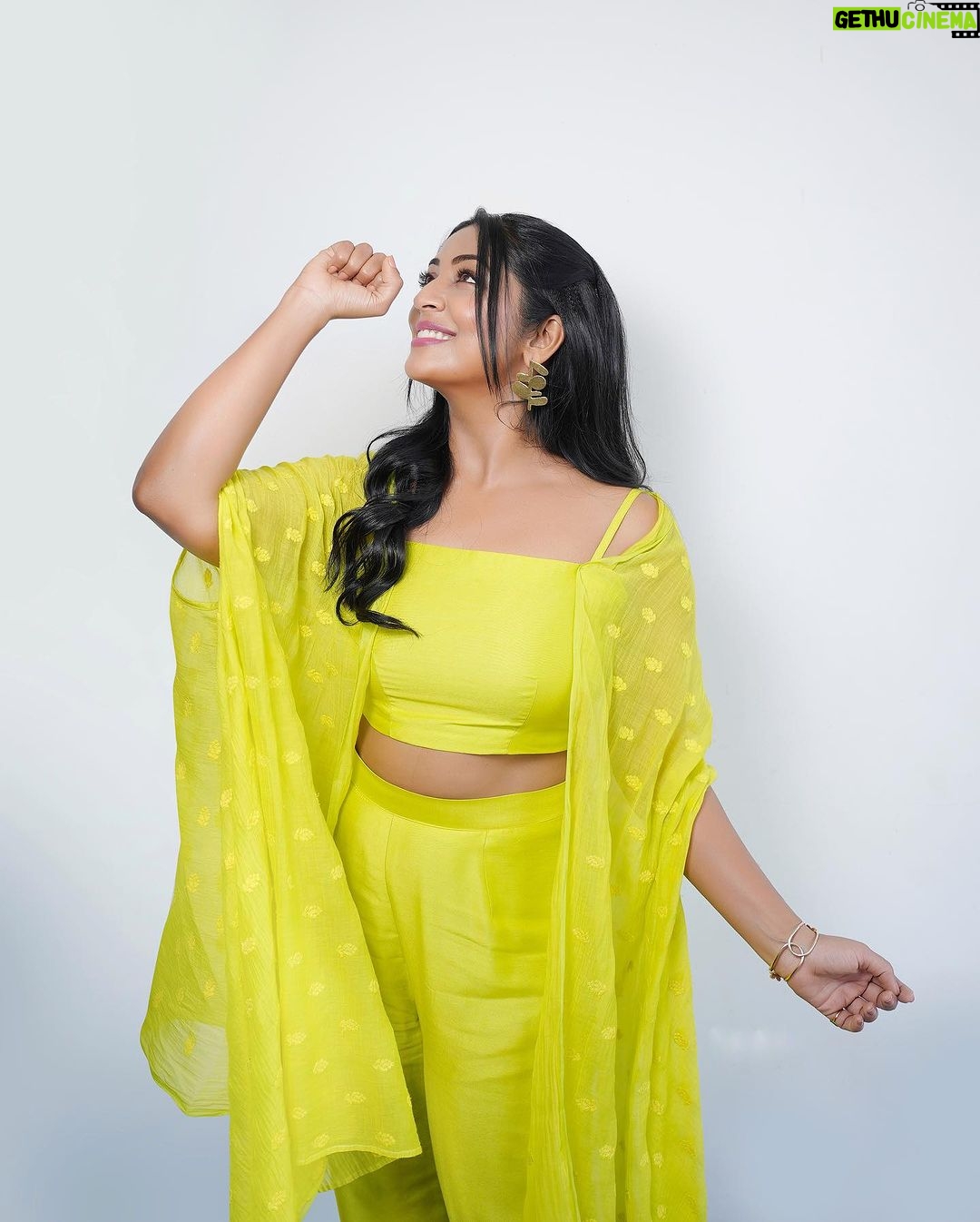 Navya Nair Instagram - Let the wind kiss your face Styled @rn.rakhi Wearing @zurimarket Jewellery @leah_palathinkal MUA @makeupby_nami_ Photographer @renjner Assistant Stylist @susaaani_ #lookbook #mazhavilmanorama