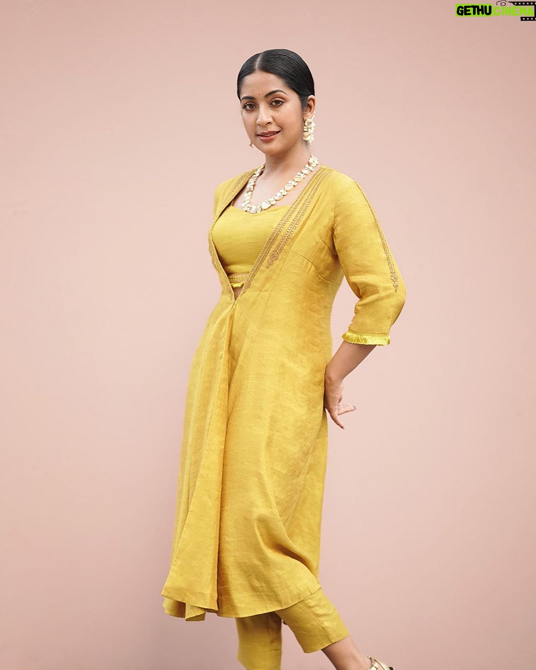 Navya Nair Instagram - There is a way to my heart - Honesty !!! Styled @rn.rakhi Wearing @prashantchouhandesign Jewellery @fuschiabyritu MUA @makeupby_nami_ Styling assistant @susaaani_ Photography @_mr_photoman_ @cameramanweddings_