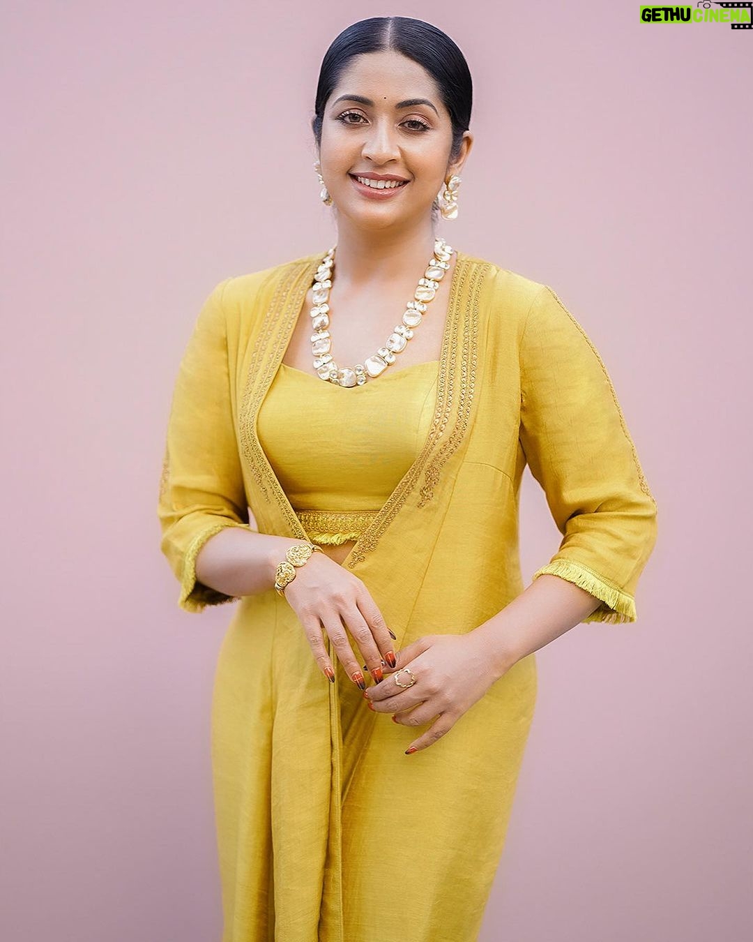 Navya Nair Instagram - There is a way to my heart - Honesty !!! Styled @rn.rakhi Wearing @prashantchouhandesign Jewellery @fuschiabyritu MUA @makeupby_nami_ Styling assistant @susaaani_ Photography @_mr_photoman_ @cameramanweddings_