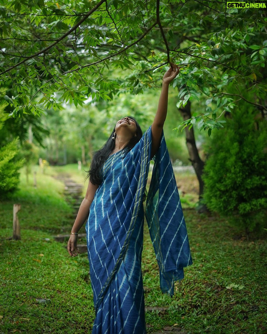 Navya Nair Instagram - Life becomes instantly more beautiful when ones heart is in sync with nature and music. Moments from when @navyanair143 visited The Mudhouse. π @themudhousemarayoor πΈ @salmanmxhd . . . . . . . #keralatourism #keralagram #malayalammovie #wabisabi #airbnb #boutiquehotel #navyanair #malayalamcinema #gardenlove #naturegram #indiatravel #indiatravelgram #landscaping #westernghats #offbeatindia #airbnbsuperhost #keralatrip #monsoon #malayalamactress