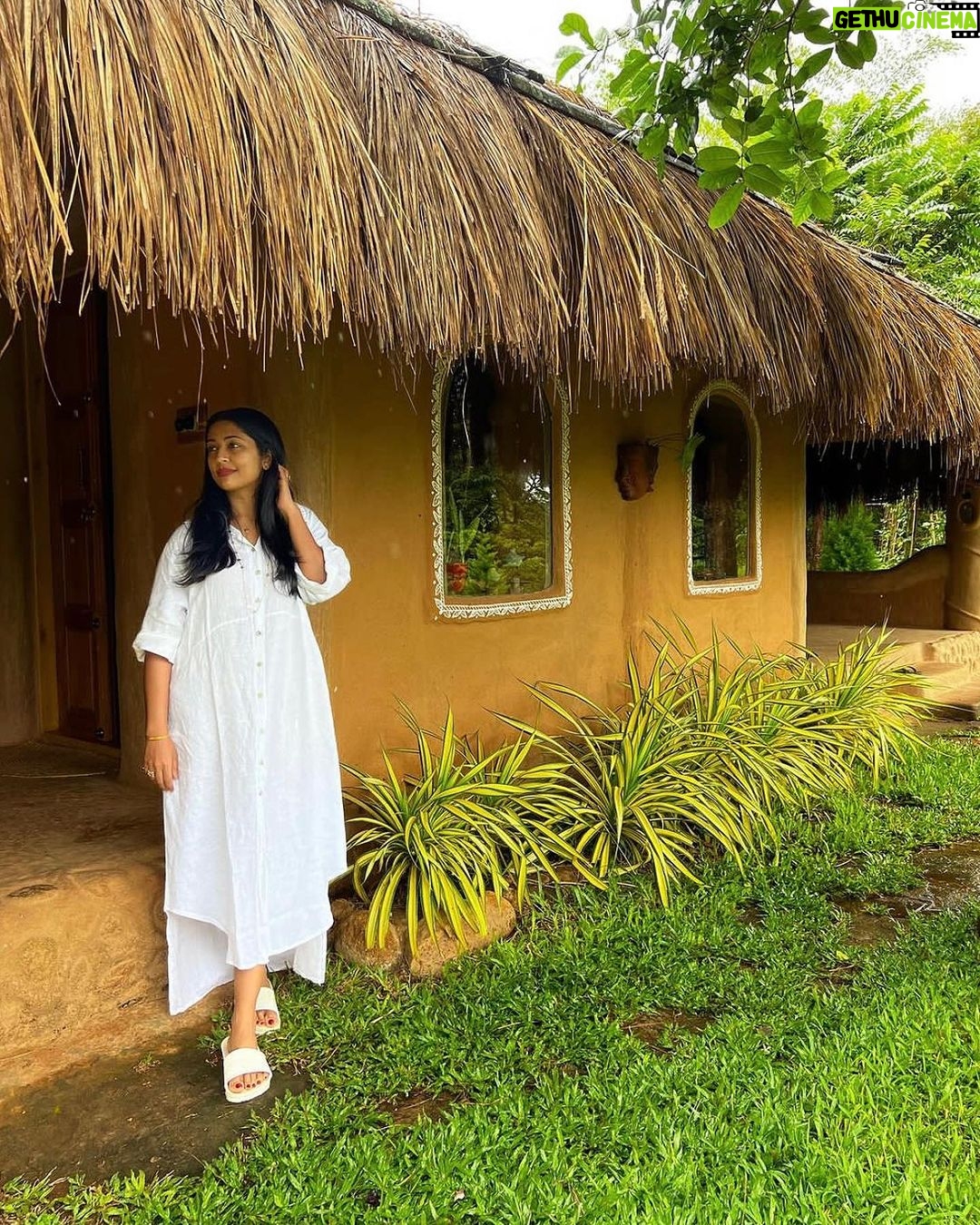 Navya Nair Instagram - Life becomes instantly more beautiful when ones heart is in sync with nature and music. Moments from when @navyanair143 visited The Mudhouse. π @themudhousemarayoor πΈ @salmanmxhd . . . . . . . #keralatourism #keralagram #malayalammovie #wabisabi #airbnb #boutiquehotel #navyanair #malayalamcinema #gardenlove #naturegram #indiatravel #indiatravelgram #landscaping #westernghats #offbeatindia #airbnbsuperhost #keralatrip #monsoon #malayalamactress