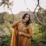 Navya Nair Instagram - Eid Mubarak 🌙 Photography : @kunjippaaru Stylist : @mayzaideh_khalid @style_with_may Outfit : @kpretbykalaakari Jewellery: @alameen_fashion_jewels #eidmubarak #festiveseason #love #happy
