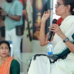 Navya Nair Instagram - സമർപ്പണം: അരങ്ങിലെ അതികായയെ ഗുരുവായി ലഭിക്കുക, അക്കയോടൊപ്പം വർക്ഷോപ്പിൽ അസ്സിസ്റ്റ് ചെയ്യുക ഒക്കെ അനുഗ്രഹമായി കരുതട്ടെ … With the versatile danseuse @priyadarsinigovind #thosewhosidelinedaremyinspiration #yourtimecomes #behonest