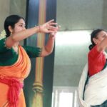 Navya Nair Instagram - സമർപ്പണം: അരങ്ങിലെ അതികായയെ ഗുരുവായി ലഭിക്കുക, അക്കയോടൊപ്പം വർക്ഷോപ്പിൽ അസ്സിസ്റ്റ് ചെയ്യുക ഒക്കെ അനുഗ്രഹമായി കരുതട്ടെ … With the versatile danseuse @priyadarsinigovind #thosewhosidelinedaremyinspiration #yourtimecomes #behonest