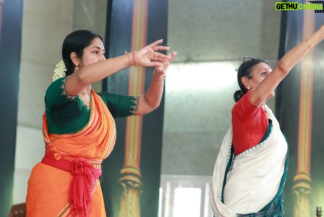 Navya Nair Instagram - സമർപ്പണം: അരങ്ങിലെ അതികായയെ ഗുരുവായി ലഭിക്കുക, അക്കയോടൊപ്പം വർക്ഷോപ്പിൽ അസ്സിസ്റ്റ് ചെയ്യുക ഒക്കെ അനുഗ്രഹമായി കരുതട്ടെ … With the versatile danseuse @priyadarsinigovind #thosewhosidelinedaremyinspiration #yourtimecomes #behonest