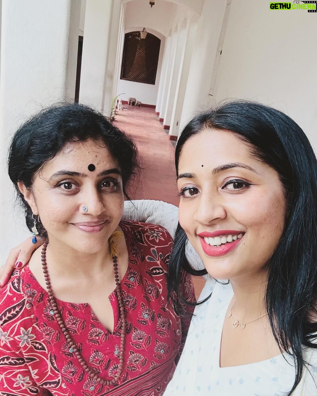 Navya Nair Instagram - മേതിൽ ദേവിക എന്ന നർത്തകി പകർത്തിയ ചിത്രങ്ങൾ .. സാധാരണ ഞങ്ങൾ സ്ത്രീകൾ തന്നെക്കാൾ സൗന്ദര്യമുള്ളവരടെ ചിത്രങ്ങൾ എടുക്കാറില്ല .. അതുകൊണ്ടാണോഎന്റെ ചിത്രങ്ങൾ എടുത്തത് , ഞാനും ഒരു മലയാളി , വരികൾക്കിടയിലൂടെ വായിക്കാൻ ഒരു സുഖം 😜 പുരുഷന്മാർ എന്റെ ചിത്രങ്ങൾ പലപ്പോഴായി ഇങ്ങനെ candid എന്ന് വിളിക്കാവുന്നവ പകർത്തിയിട്ടുണ്ട് ഇതാദ്യമായാണ് ഒരു വശ്യസുന്ദരി എന്റെ ചിത്രങ്ങൾ എടുക്കുന്നത് .. നിങ്ങൾ അതീവ സുന്ദരീതരുണീമണി തന്നെ , നിറവും അംഗലാവണ്യവുമല്ല കണ്ണുകൾ തുറിച്ചു എന്നെ നോക്കണ്ട, ഭാഷയിലും , പെരുമാറ്റത്തിലും , തെളിഞ്ഞ മനസ്സിലും ഉള്ള സൗന്ദര്യം , നിങ്ങളെ എന്റെ ആരാധനയ്ക്ക് പാത്രമാക്കിയിരിക്കുന്നു എന്നറിയിക്കട്ടെ , പരസ്യമായിത്തന്നെ .. Love you chechu @methildevika ❤️❤️❤️