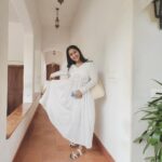 Navya Nair Instagram - മേതിൽ ദേവിക എന്ന നർത്തകി പകർത്തിയ ചിത്രങ്ങൾ .. സാധാരണ ഞങ്ങൾ സ്ത്രീകൾ തന്നെക്കാൾ സൗന്ദര്യമുള്ളവരടെ ചിത്രങ്ങൾ എടുക്കാറില്ല .. അതുകൊണ്ടാണോഎന്റെ ചിത്രങ്ങൾ എടുത്തത് , ഞാനും ഒരു മലയാളി , വരികൾക്കിടയിലൂടെ വായിക്കാൻ ഒരു സുഖം 😜 പുരുഷന്മാർ എന്റെ ചിത്രങ്ങൾ പലപ്പോഴായി ഇങ്ങനെ candid എന്ന് വിളിക്കാവുന്നവ പകർത്തിയിട്ടുണ്ട് ഇതാദ്യമായാണ് ഒരു വശ്യസുന്ദരി എന്റെ ചിത്രങ്ങൾ എടുക്കുന്നത് .. നിങ്ങൾ അതീവ സുന്ദരീതരുണീമണി തന്നെ , നിറവും അംഗലാവണ്യവുമല്ല കണ്ണുകൾ തുറിച്ചു എന്നെ നോക്കണ്ട, ഭാഷയിലും , പെരുമാറ്റത്തിലും , തെളിഞ്ഞ മനസ്സിലും ഉള്ള സൗന്ദര്യം , നിങ്ങളെ എന്റെ ആരാധനയ്ക്ക് പാത്രമാക്കിയിരിക്കുന്നു എന്നറിയിക്കട്ടെ , പരസ്യമായിത്തന്നെ .. Love you chechu @methildevika ❤️❤️❤️