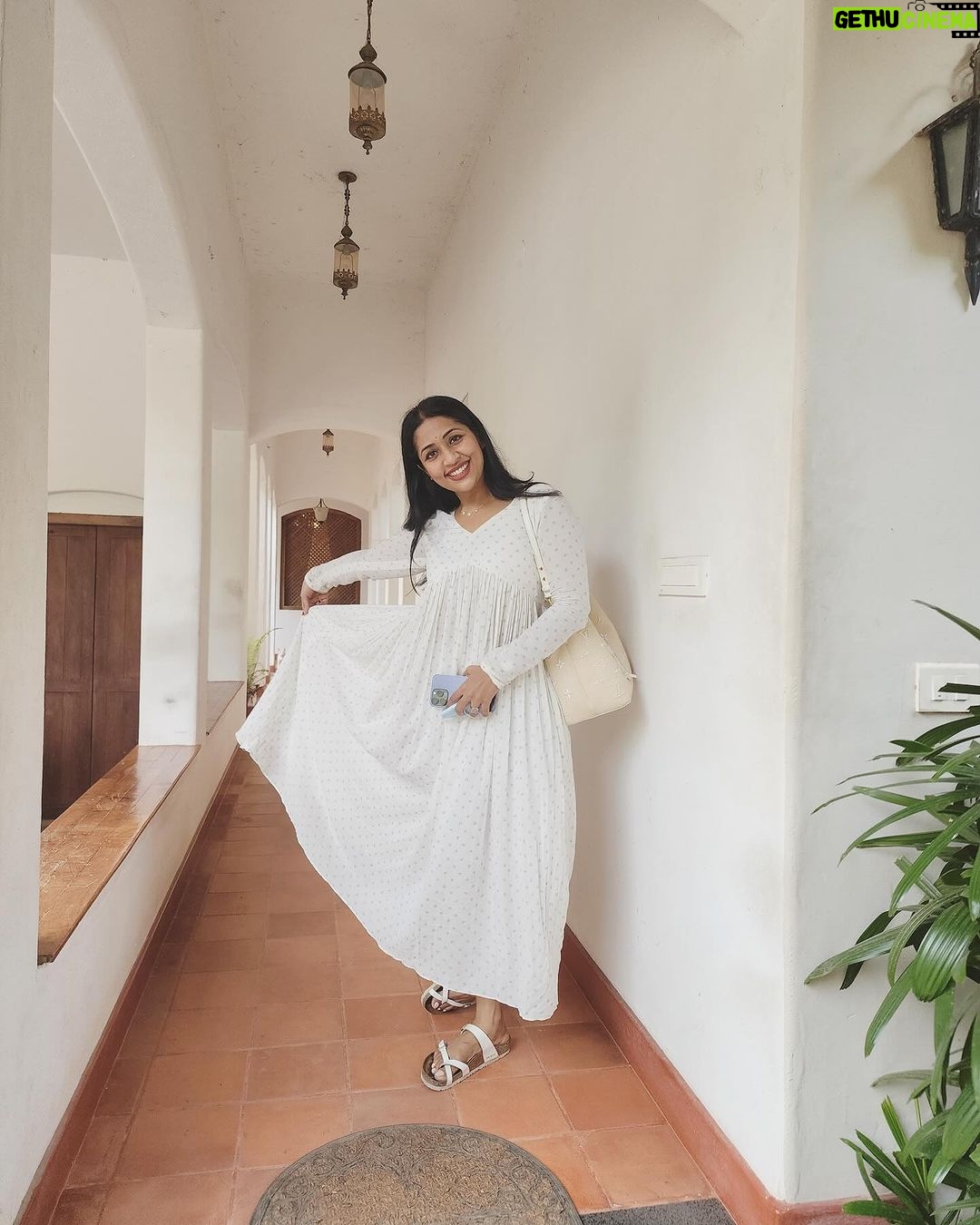 Navya Nair Instagram - മേതിൽ ദേവിക എന്ന നർത്തകി പകർത്തിയ ചിത്രങ്ങൾ .. സാധാരണ ഞങ്ങൾ സ്ത്രീകൾ തന്നെക്കാൾ സൗന്ദര്യമുള്ളവരടെ ചിത്രങ്ങൾ എടുക്കാറില്ല .. അതുകൊണ്ടാണോഎന്റെ ചിത്രങ്ങൾ എടുത്തത് , ഞാനും ഒരു മലയാളി , വരികൾക്കിടയിലൂടെ വായിക്കാൻ ഒരു സുഖം 😜 പുരുഷന്മാർ എന്റെ ചിത്രങ്ങൾ പലപ്പോഴായി ഇങ്ങനെ candid എന്ന് വിളിക്കാവുന്നവ പകർത്തിയിട്ടുണ്ട് ഇതാദ്യമായാണ് ഒരു വശ്യസുന്ദരി എന്റെ ചിത്രങ്ങൾ എടുക്കുന്നത് .. നിങ്ങൾ അതീവ സുന്ദരീതരുണീമണി തന്നെ , നിറവും അംഗലാവണ്യവുമല്ല കണ്ണുകൾ തുറിച്ചു എന്നെ നോക്കണ്ട, ഭാഷയിലും , പെരുമാറ്റത്തിലും , തെളിഞ്ഞ മനസ്സിലും ഉള്ള സൗന്ദര്യം , നിങ്ങളെ എന്റെ ആരാധനയ്ക്ക് പാത്രമാക്കിയിരിക്കുന്നു എന്നറിയിക്കട്ടെ , പരസ്യമായിത്തന്നെ .. Love you chechu @methildevika ❤️❤️❤️