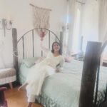 Navya Nair Instagram - മേതിൽ ദേവിക എന്ന നർത്തകി പകർത്തിയ ചിത്രങ്ങൾ .. സാധാരണ ഞങ്ങൾ സ്ത്രീകൾ തന്നെക്കാൾ സൗന്ദര്യമുള്ളവരടെ ചിത്രങ്ങൾ എടുക്കാറില്ല .. അതുകൊണ്ടാണോഎന്റെ ചിത്രങ്ങൾ എടുത്തത് , ഞാനും ഒരു മലയാളി , വരികൾക്കിടയിലൂടെ വായിക്കാൻ ഒരു സുഖം 😜 പുരുഷന്മാർ എന്റെ ചിത്രങ്ങൾ പലപ്പോഴായി ഇങ്ങനെ candid എന്ന് വിളിക്കാവുന്നവ പകർത്തിയിട്ടുണ്ട് ഇതാദ്യമായാണ് ഒരു വശ്യസുന്ദരി എന്റെ ചിത്രങ്ങൾ എടുക്കുന്നത് .. നിങ്ങൾ അതീവ സുന്ദരീതരുണീമണി തന്നെ , നിറവും അംഗലാവണ്യവുമല്ല കണ്ണുകൾ തുറിച്ചു എന്നെ നോക്കണ്ട, ഭാഷയിലും , പെരുമാറ്റത്തിലും , തെളിഞ്ഞ മനസ്സിലും ഉള്ള സൗന്ദര്യം , നിങ്ങളെ എന്റെ ആരാധനയ്ക്ക് പാത്രമാക്കിയിരിക്കുന്നു എന്നറിയിക്കട്ടെ , പരസ്യമായിത്തന്നെ .. Love you chechu @methildevika ❤️❤️❤️