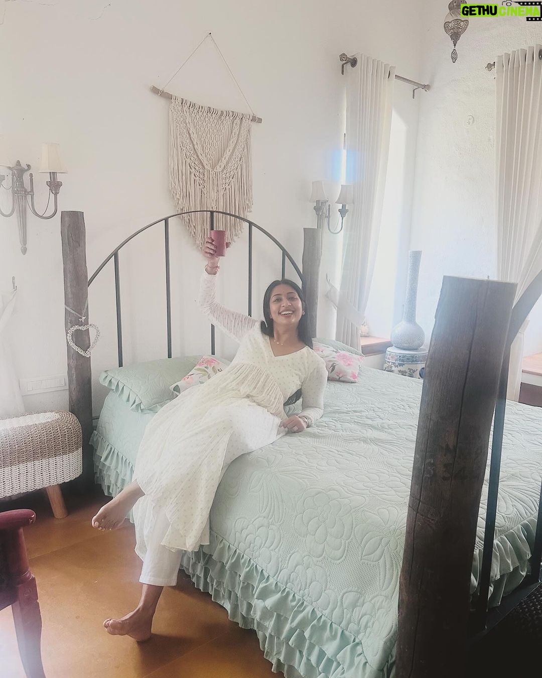 Navya Nair Instagram - മേതിൽ ദേവിക എന്ന നർത്തകി പകർത്തിയ ചിത്രങ്ങൾ .. സാധാരണ ഞങ്ങൾ സ്ത്രീകൾ തന്നെക്കാൾ സൗന്ദര്യമുള്ളവരടെ ചിത്രങ്ങൾ എടുക്കാറില്ല .. അതുകൊണ്ടാണോഎന്റെ ചിത്രങ്ങൾ എടുത്തത് , ഞാനും ഒരു മലയാളി , വരികൾക്കിടയിലൂടെ വായിക്കാൻ ഒരു സുഖം 😜 പുരുഷന്മാർ എന്റെ ചിത്രങ്ങൾ പലപ്പോഴായി ഇങ്ങനെ candid എന്ന് വിളിക്കാവുന്നവ പകർത്തിയിട്ടുണ്ട് ഇതാദ്യമായാണ് ഒരു വശ്യസുന്ദരി എന്റെ ചിത്രങ്ങൾ എടുക്കുന്നത് .. നിങ്ങൾ അതീവ സുന്ദരീതരുണീമണി തന്നെ , നിറവും അംഗലാവണ്യവുമല്ല കണ്ണുകൾ തുറിച്ചു എന്നെ നോക്കണ്ട, ഭാഷയിലും , പെരുമാറ്റത്തിലും , തെളിഞ്ഞ മനസ്സിലും ഉള്ള സൗന്ദര്യം , നിങ്ങളെ എന്റെ ആരാധനയ്ക്ക് പാത്രമാക്കിയിരിക്കുന്നു എന്നറിയിക്കട്ടെ , പരസ്യമായിത്തന്നെ .. Love you chechu @methildevika ❤️❤️❤️