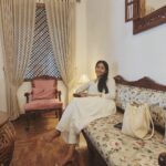 Navya Nair Instagram - മേതിൽ ദേവിക എന്ന നർത്തകി പകർത്തിയ ചിത്രങ്ങൾ .. സാധാരണ ഞങ്ങൾ സ്ത്രീകൾ തന്നെക്കാൾ സൗന്ദര്യമുള്ളവരടെ ചിത്രങ്ങൾ എടുക്കാറില്ല .. അതുകൊണ്ടാണോഎന്റെ ചിത്രങ്ങൾ എടുത്തത് , ഞാനും ഒരു മലയാളി , വരികൾക്കിടയിലൂടെ വായിക്കാൻ ഒരു സുഖം 😜 പുരുഷന്മാർ എന്റെ ചിത്രങ്ങൾ പലപ്പോഴായി ഇങ്ങനെ candid എന്ന് വിളിക്കാവുന്നവ പകർത്തിയിട്ടുണ്ട് ഇതാദ്യമായാണ് ഒരു വശ്യസുന്ദരി എന്റെ ചിത്രങ്ങൾ എടുക്കുന്നത് .. നിങ്ങൾ അതീവ സുന്ദരീതരുണീമണി തന്നെ , നിറവും അംഗലാവണ്യവുമല്ല കണ്ണുകൾ തുറിച്ചു എന്നെ നോക്കണ്ട, ഭാഷയിലും , പെരുമാറ്റത്തിലും , തെളിഞ്ഞ മനസ്സിലും ഉള്ള സൗന്ദര്യം , നിങ്ങളെ എന്റെ ആരാധനയ്ക്ക് പാത്രമാക്കിയിരിക്കുന്നു എന്നറിയിക്കട്ടെ , പരസ്യമായിത്തന്നെ .. Love you chechu @methildevika ❤️❤️❤️