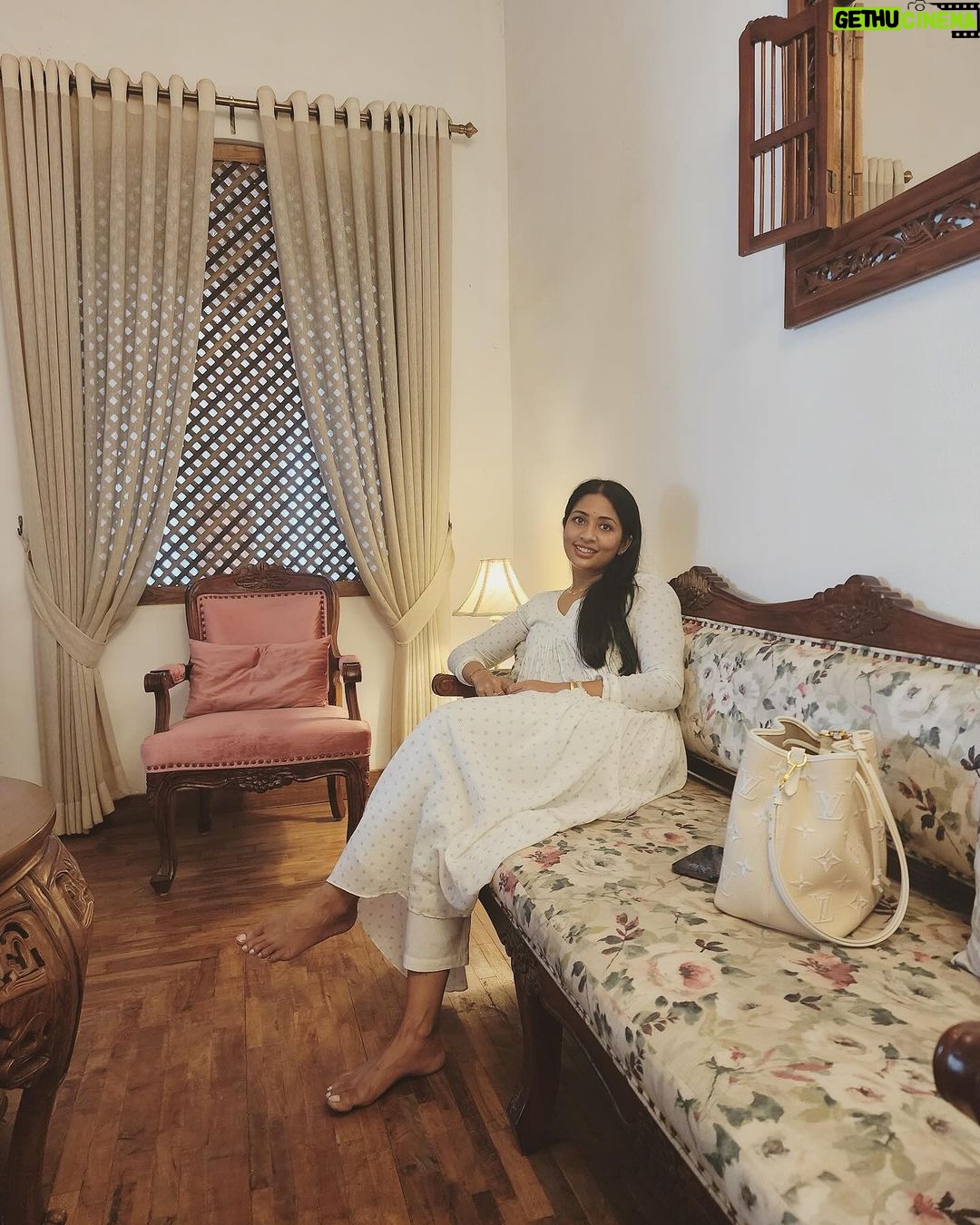 Navya Nair Instagram - മേതിൽ ദേവിക എന്ന നർത്തകി പകർത്തിയ ചിത്രങ്ങൾ .. സാധാരണ ഞങ്ങൾ സ്ത്രീകൾ തന്നെക്കാൾ സൗന്ദര്യമുള്ളവരടെ ചിത്രങ്ങൾ എടുക്കാറില്ല .. അതുകൊണ്ടാണോഎന്റെ ചിത്രങ്ങൾ എടുത്തത് , ഞാനും ഒരു മലയാളി , വരികൾക്കിടയിലൂടെ വായിക്കാൻ ഒരു സുഖം 😜 പുരുഷന്മാർ എന്റെ ചിത്രങ്ങൾ പലപ്പോഴായി ഇങ്ങനെ candid എന്ന് വിളിക്കാവുന്നവ പകർത്തിയിട്ടുണ്ട് ഇതാദ്യമായാണ് ഒരു വശ്യസുന്ദരി എന്റെ ചിത്രങ്ങൾ എടുക്കുന്നത് .. നിങ്ങൾ അതീവ സുന്ദരീതരുണീമണി തന്നെ , നിറവും അംഗലാവണ്യവുമല്ല കണ്ണുകൾ തുറിച്ചു എന്നെ നോക്കണ്ട, ഭാഷയിലും , പെരുമാറ്റത്തിലും , തെളിഞ്ഞ മനസ്സിലും ഉള്ള സൗന്ദര്യം , നിങ്ങളെ എന്റെ ആരാധനയ്ക്ക് പാത്രമാക്കിയിരിക്കുന്നു എന്നറിയിക്കട്ടെ , പരസ്യമായിത്തന്നെ .. Love you chechu @methildevika ❤️❤️❤️