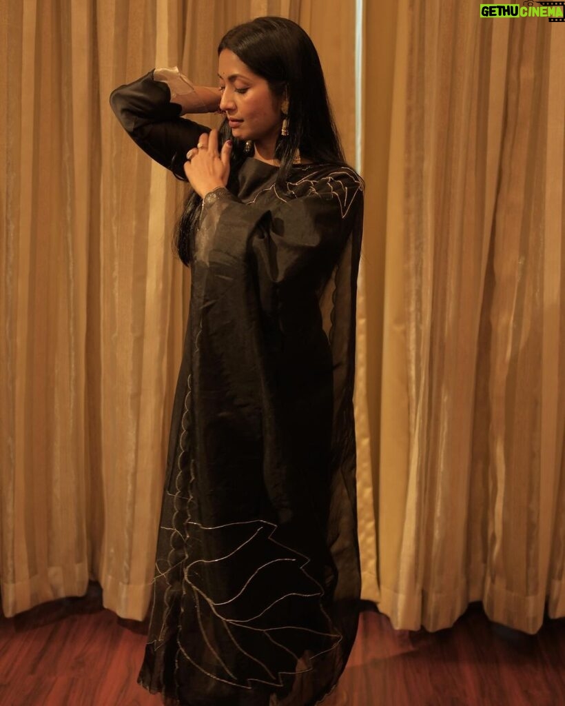 Navya Nair Instagram - Finding joy in the journey Costume @belleficial_couture Make up @reenuchandramukhi Pics @m_e_r__a_k_i #fashion #black #love