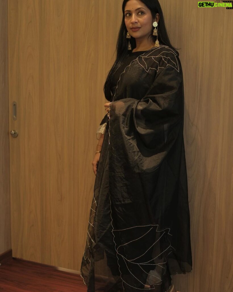Navya Nair Instagram - Embracing every twist and turn on this beautiful journey called life. Costume @belleficial_couture Make up @reenuchandramukhi Pics @m_e_r__a_k_i #fashion #black #love