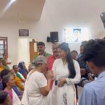 Navya Nair Instagram - സ്നേഹത്തിന്റെ, നന്മയുടെ, ചേർത്ത് പിടിക്കലിന്റെ, കരുണയുടെ, സാന്ത്വനത്തിന്റെ ‘ഉയിർപ്പു’ കളാവട്ടെ ലോകമെങ്ങും. Happy Easter to all! Full video link in bio #easter #love #humanityfirst Gandhi Bhavan