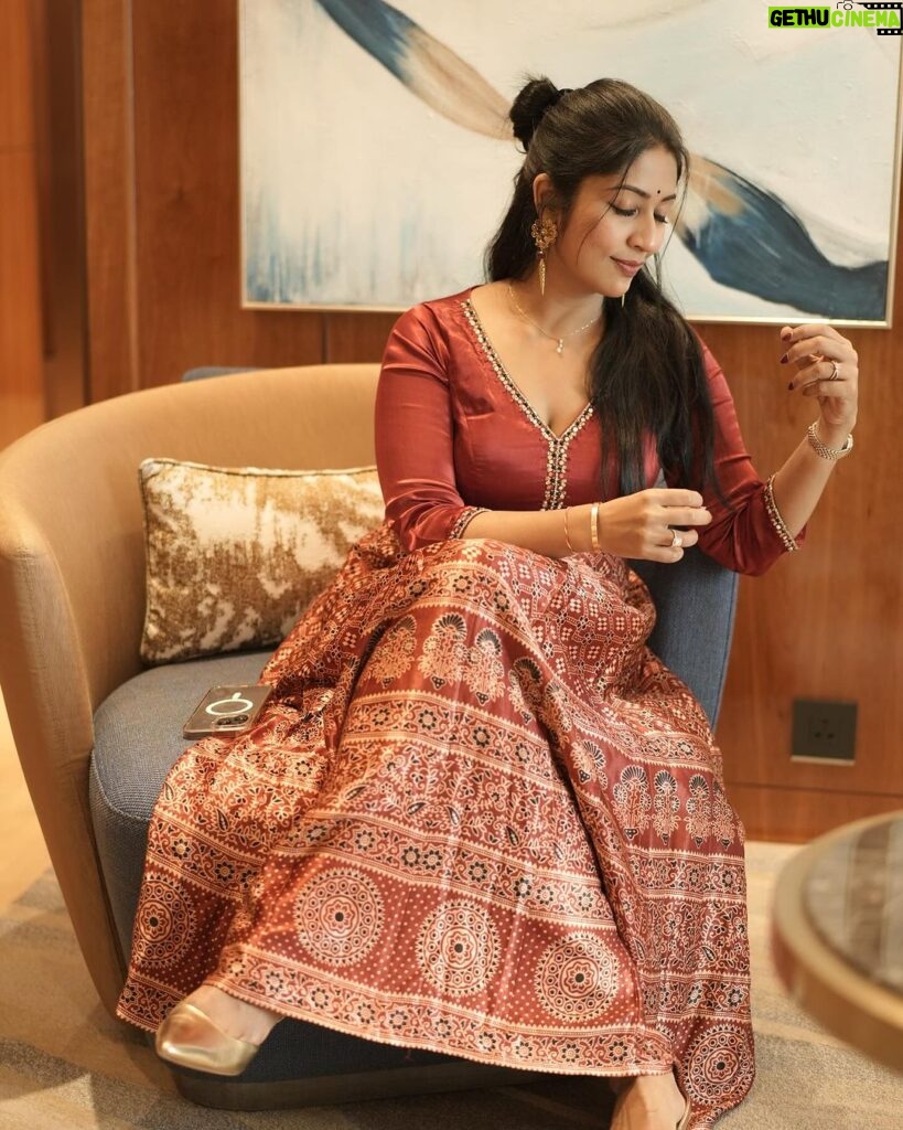 Navya Nair Instagram - This will be the last post of this series. I promise. Camera: @akhil_photography_tvm Makeup : @reenuchandramukhi Costume : @madebymilankochi #fashion #trivandrum