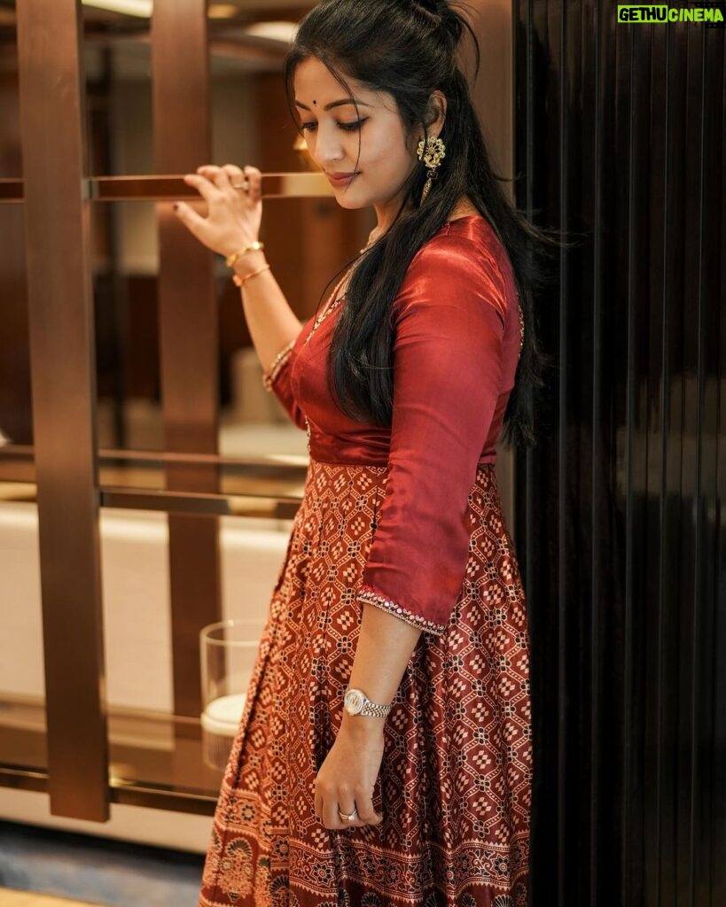 Navya Nair Instagram - “Raise your words, not voice. It is rain that grows flowers, not thunder.” - Rumi Photography: @akhil_photography_tvm Makeup : @reenuchandramukhi Costume : @madebymilankochi