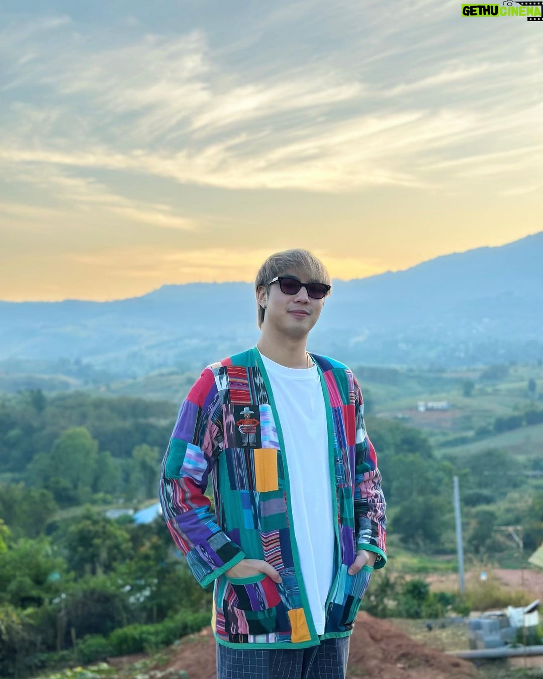 Nawat Phumphothingam Instagram - เราอาจจะมีความแตกต่างกัน แต่ไม่มีอะไรสำคัญไปกว่าครอบครัว 👨👩👦🤍 Khao Kho