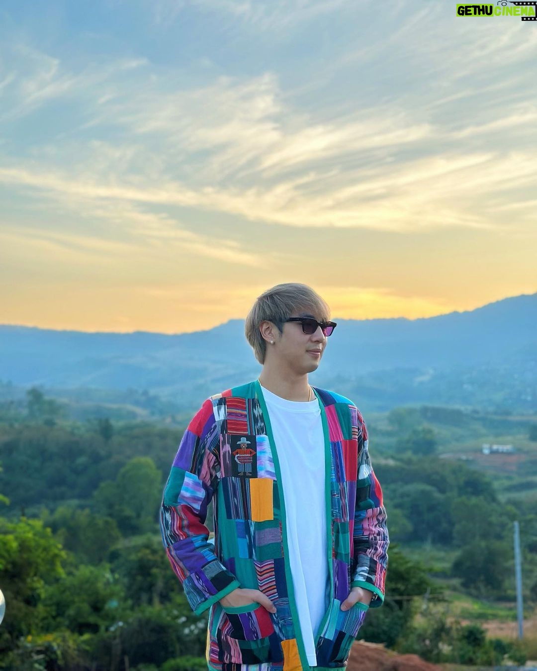 Nawat Phumphothingam Instagram - เราอาจจะมีความแตกต่างกัน แต่ไม่มีอะไรสำคัญไปกว่าครอบครัว 👨👩👦🤍 Khao Kho