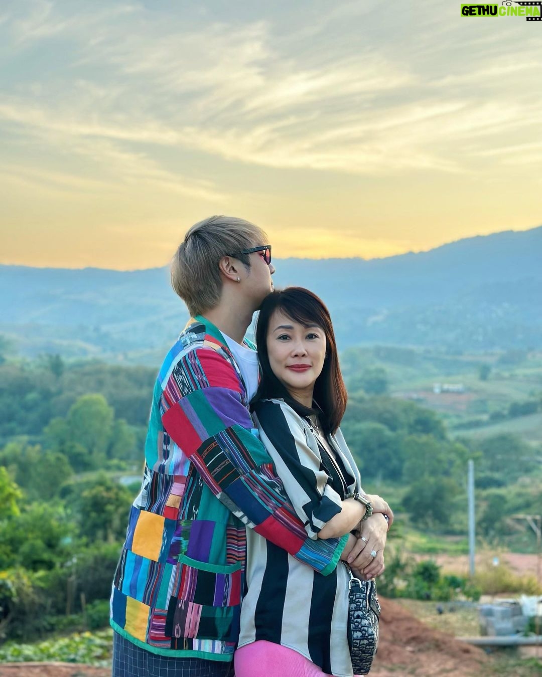 Nawat Phumphothingam Instagram - เราอาจจะมีความแตกต่างกัน แต่ไม่มีอะไรสำคัญไปกว่าครอบครัว 👨👩👦🤍 Khao Kho