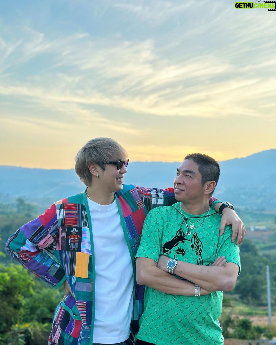 Nawat Phumphothingam Instagram - เราอาจจะมีความแตกต่างกัน แต่ไม่มีอะไรสำคัญไปกว่าครอบครัว 👨👩👦🤍 Khao Kho