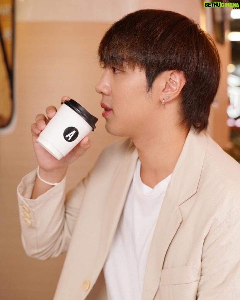 Nawat Phumphothingam Instagram - โดนเพื่อนรักลากเข้ามาทำ Taste Challenge ตามหากาแฟแก้วโปรดของ GUESS THE BOSS แบบไม่ทันตั้งตัว พอได้ลองดื่มกาแฟแก้วที่ชอบสุดก็รุ้สึกว้าวมากกกกก ไม่นึกว่ากาแฟพร้อมดื่มจะกลมกล่อมและหอมมากกกกก เพราะ BOSS COFFEE ใช้กรรมวิธี Flash Brew สกัดร้อนและล็อกเย็นเทคนิคเฉพาะของญี่ปุ่นด้วย อยากให้ทุกคนได้ลองแล้วจะติดใจแบบผมแน่นอน 🤩 👉🏻 ติดตามรายละเอียด GUESS THE BOSS คาราวาน ได้ที่ Facebook: Boss Coffee Thailand หรือลองชิมด้วยตัวเอง ได้ที่ 7-Eleven และห้างสรรพสินค้าใกล้บ้านคุณ #GUESSTHEBOSS #บอสคอฟฟี่ #แบรนด์กาแฟพร้อมดื่มอันดับหนึ่งในญี่ปุ่น