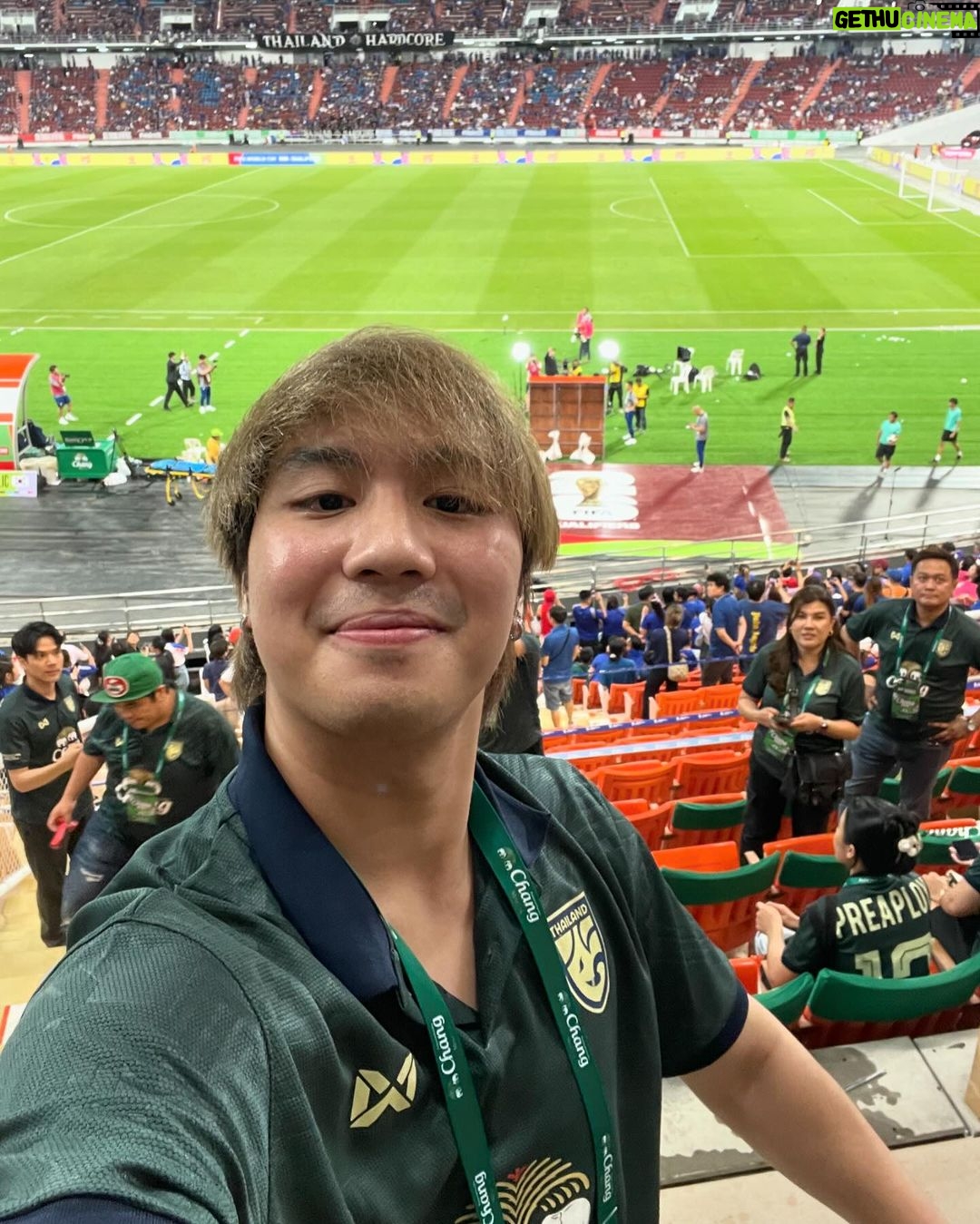 Nawat Phumphothingam Instagram - ทุกคนทำดีมากแล้วครับ⚽️👍🏻 #คอบอลคอช้างคอเดียวกัน #ช้างศึก #ChangPass #ช้างเคียงข้างฟุตบอลไทย