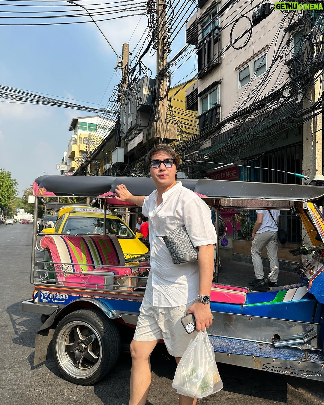 Nawat Phumphothingam Instagram - อยากเป็นมาเฟียข้าวสาร แต่เป็นได้แค่ผู้โดยสารตุ๊กตุ๊ก 🛺🥊🥸