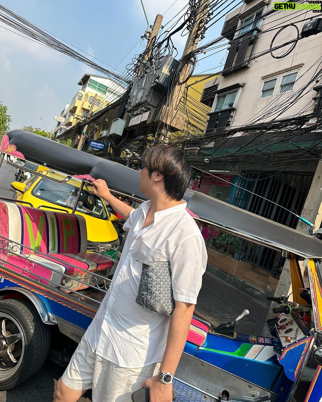 Nawat Phumphothingam Instagram - อยากเป็นมาเฟียข้าวสาร แต่เป็นได้แค่ผู้โดยสารตุ๊กตุ๊ก 🛺🥊🥸