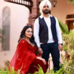Neeru Bajwa Instagram - #wrapup film schedule #shayar A new beginning in the #newyear Many congratulations to the #team @neerubajwa @thite_santosh @udaypratapofficial @jagdeepsinghwarring @sandy24fps @munishomjee @omjeegroupofficial @itsneerubajwaentertainment See you in the theatres on #19thApril 2024 ਜਿਹਨੂੰ ਖ਼ੁਦ ਬਣਾ ਕੇ ਸ਼ਾਯਰ ਕਰਤੇ ਨੇ ਬਖ਼ੑਸ਼ੀ ਕਵਿਤਾ ਸਰਤਾਜ ਨਾਮ ਦੇ ਕੇ ਉਹਨੂੰ ਖੋਰਦੇ ਨੇ ਅੱਖਰ ।🙏🏻 @satindersartaaj