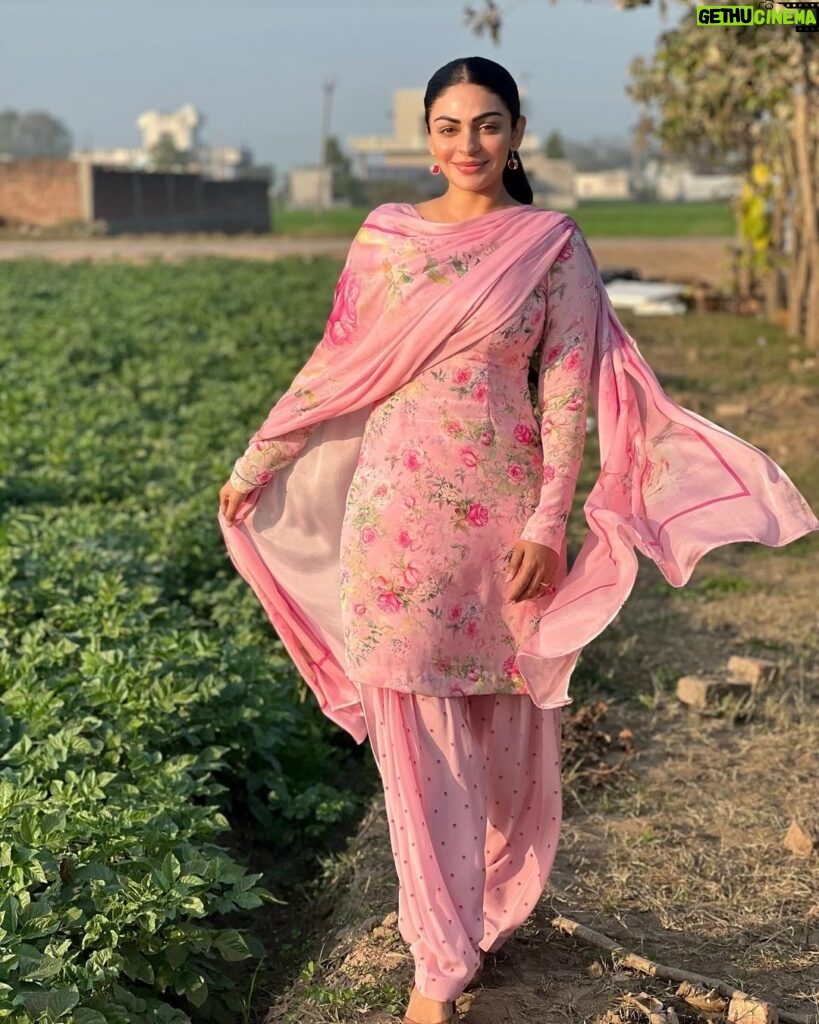 Neeru Bajwa Instagram - A walk in #nature …walks the soul back home #motherland #punjab
