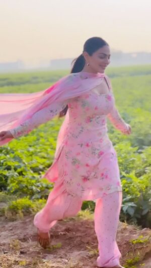 Neeru Bajwa Instagram - 🌸🌸🌸 

#feelinga #reelitfeelit