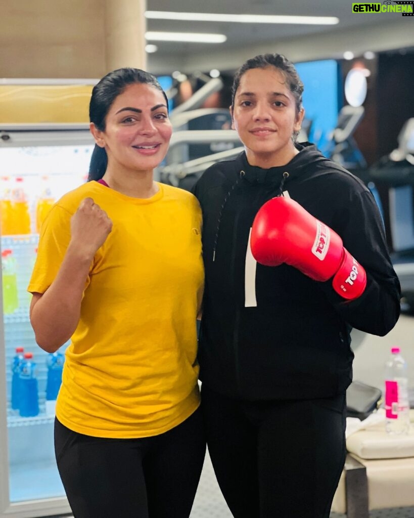 Neeru Bajwa Instagram - I was running today … usually no one joins me at 6am… then I heard that sound of vigourus boxing, this young girl came to me.What a beautiful start to my day to see this this strong girl training for the finals. All the best @anjali__jangra__ 💕👏🔥 #punjab #nationals #finals. This to me is #empowering 💪🏾
