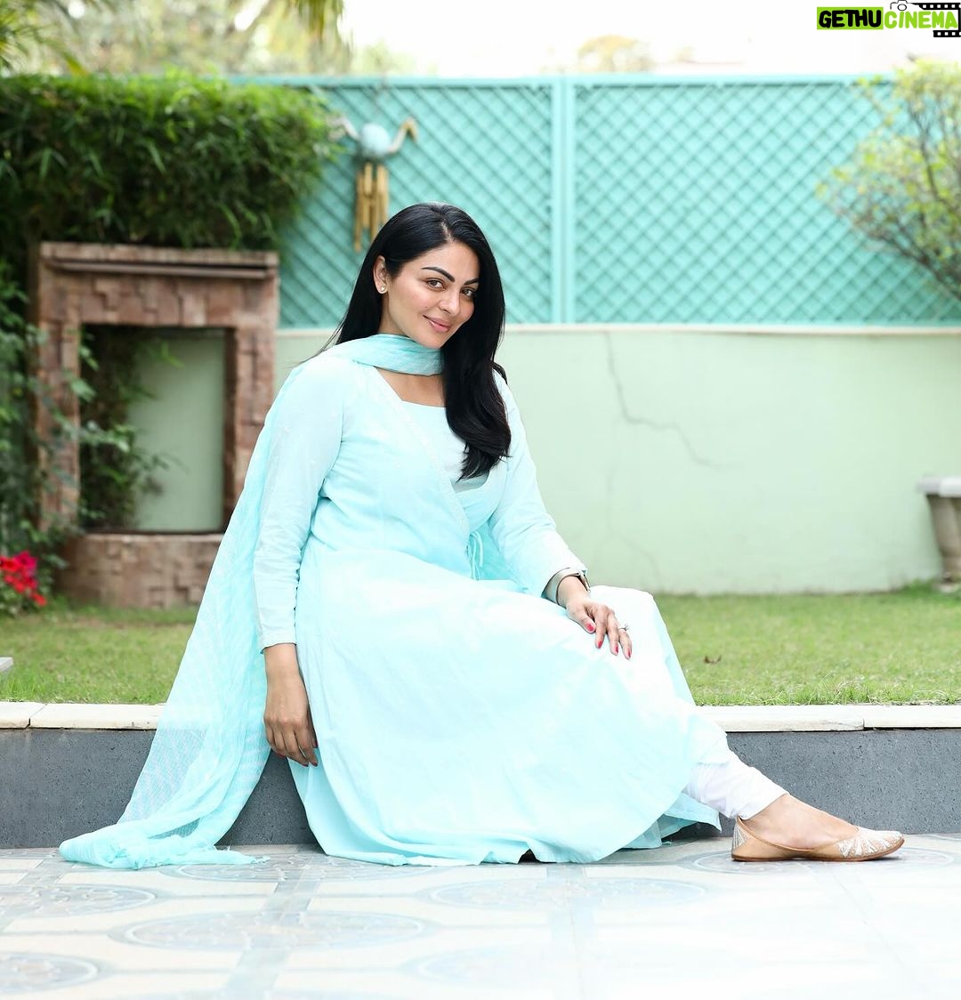 Neeru Bajwa Instagram - Even when you think something is beyond ridiculous just smile 😊 #lifeisbeautiful #unbreakable 🌸