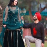Neeru Bajwa Instagram - • @satindersartaaj ਫੁੱਲ ਤੇ ਖ਼ੁਸ਼ਬੋ ਅੱਜ ਮਿਲ਼ ਕੇ ਮਹਿਫ਼ਿਲ ਕਰਵਾਉਣ ਲੱਗੇ ਨੇ । ਧਰਤੀ ਤੋਂ ਲਈ ਇਜਾਜ਼ਤ ਸੁਫ਼ਨੇ ਰੰਗਵਾਉਣ ਲੱਗੇ ਨੇ । ਬੱਦਲ਼ਾ ਨੇ ਬੰਦੋਬਸਤ ਵੀ ਕੀਤੇ ਨੇ ਉਮਦਾ ਸਾਰੇ, ਧੁੱਪ ਹੋਰੀਂ ਲਾਉਣ ਕਨਾਤਾਂ ਮੌਸਮ ਜੀ ਗਾਉਣ ਲੱਗੇ ਨੇ । - ਸਤਿੰਦਰ ਸਰਤਾਜ 🌷𝓟𝓱𝓾𝓵𝓵 𝓽𝓮 𝓚𝓱𝓾𝓼𝓱𝓫𝓸💓#𝓈𝑜𝓃𝑔 #outnow (Link in Bio) from ‪#𝓢𝓗𝓐𝓨𝓐𝓡‬ ਸ਼ਾਯਰ شاعر शायर {In Cinemas ‪#𝗔𝗽𝗿𝗶𝗹𝟭𝟵𝘁𝗵𝟮𝟬𝟮𝟰}‬‬ ‪#satindersartaaj‬ #neerubajwa @neerubajwa @udaypratapofficial @jagdeepsinghwarring @thite_santosh @yograjofficial @manch_rangmanch @malkeetrauni @officialrupinderrupi @sandy24fps @beatministerofficial @arvindchoreographer @speedrecords @sameercharegaonkar @bharat_raawat @iam_rajowal @designer.nitasha @kaif_themakeupartist @omjeegroupofficial @itsneerubajwaentertainment #phulltekhushbo #shayar 💝 @itskrajofficial @hairbyramacoiffeur @aliwarofficial