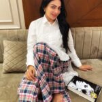 Neeru Bajwa Instagram - I have been bombarded with so many memories and experiences of my own while reading #thisisbarbara. So much we tuck away somewhere deep inside us… I have overcome , grown and healed but yet that little girl who saw so much still knocks at my door time to time. Looking back I want to say “you did well, Neeru. Be proud and keep going baby ❤️” If anyone needed to hear this today… you got this! I love you #barbarastreisand even more so after I started your #autobiography ❤️ #dontrainonmyparade #funnygirl