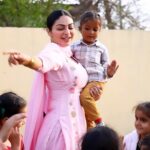 Neeru Bajwa Instagram - Pyare bache❤️ #purity #innocence Between shots we had to break out and dance kyunki #phulltekhushbo is out now! 🌸💕 #linkinbio @satindersartaaj #shayar #april19 🎥 @itskrajofficial