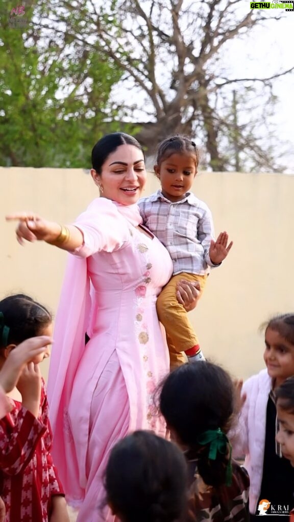 Neeru Bajwa Instagram - Pyare bache❤ #purity #innocence Between shots we had to break out and dance kyunki #phulltekhushbo is out now! 🌸💕 #linkinbio @satindersartaaj #shayar #april19 🎥 @itskrajofficial