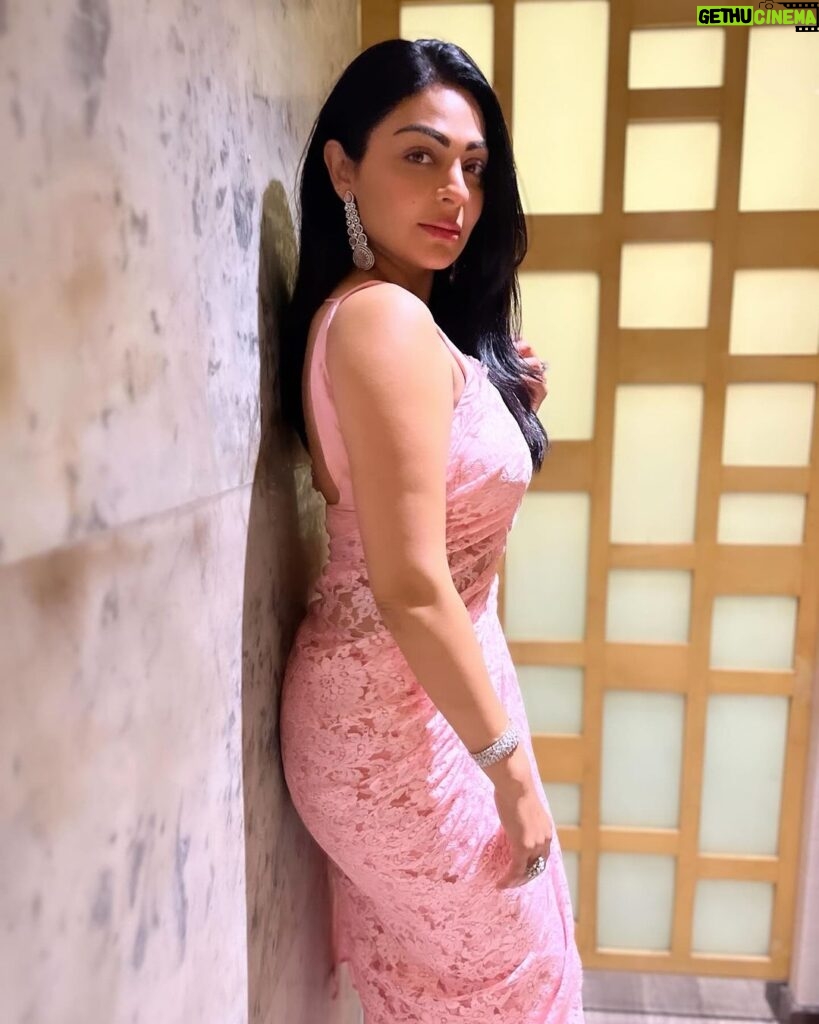 Neeru Bajwa Instagram - Last nights #lewk #peffa2024 Saree 💕 my mummy’s closet #chantilly Styled by @roma2204 @thenanditakohli Jewels @manimuktaajewels Hair @hairbyramacoiffeur