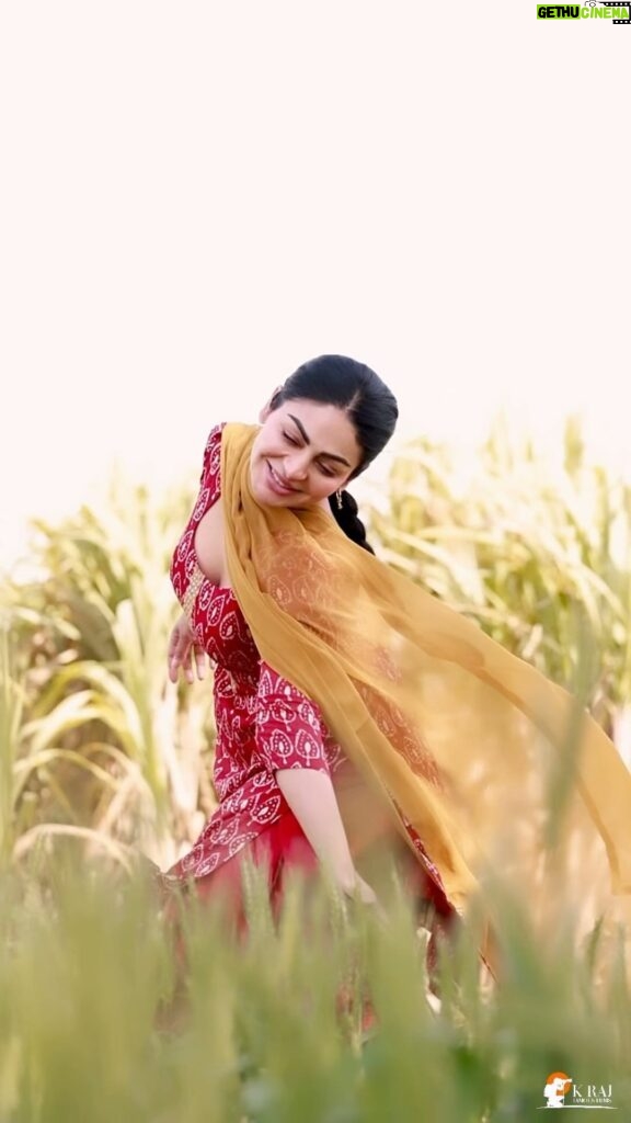 Neeru Bajwa Instagram - The teaser is almost ready to tease …. I am so excited to share it with you all. Til then keep enjoying #mehboob ji ❤🌹 #shayar #april19