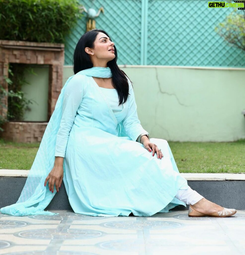 Neeru Bajwa Instagram - Even when you think something is beyond ridiculous just smile 😊 #lifeisbeautiful #unbreakable 🌸