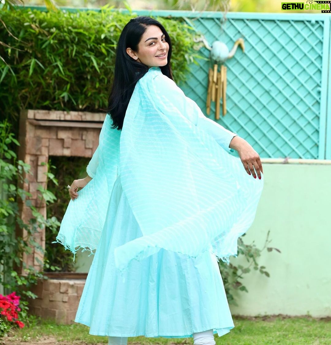 Neeru Bajwa Instagram - Even when you think something is beyond ridiculous just smile 😊 #lifeisbeautiful #unbreakable 🌸